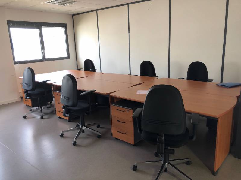 INSTALLATION DE MOBILIER PROFESSIONNEL DANS UNE ADMINISTRATION  - Région Rhône Alpes Ardèche