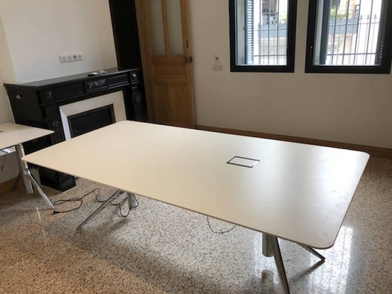 POSE SUR MESURE DE MOBILIER DESIGN POUR BUREAUX PROFESSIONNELS À MONTPELLIER