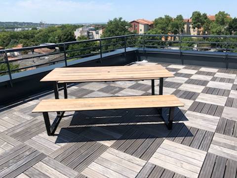 AMÉNAGEMENT DE TABLES DE PIQUE-NIQUE SUR UN ESPACE CONVIVIAL EN TOITURE À AIX-EN-PROVENCE