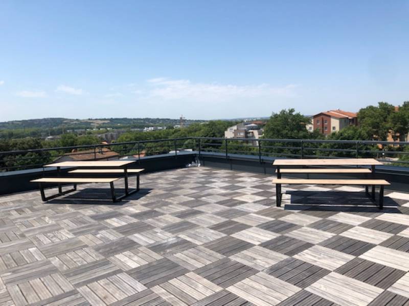 AMÉNAGEMENT DE TABLES DE PIQUE-NIQUE SUR UN ESPACE CONVIVIAL EN TOITURE À AIX-EN-PROVENCE