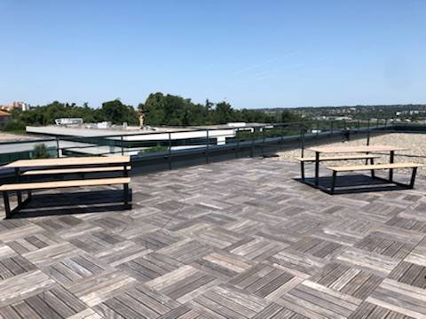 AMÉNAGEMENT DE TABLES DE PIQUE-NIQUE SUR UN ESPACE CONVIVIAL EN TOITURE À AIX-EN-PROVENCE