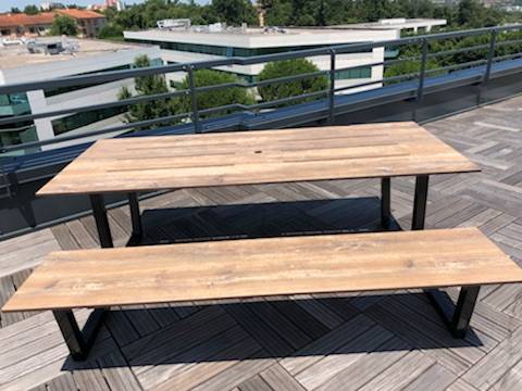 AMÉNAGEMENT DE TABLES DE PIQUE-NIQUE SUR UN ESPACE CONVIVIAL EN TOITURE À AIX-EN-PROVENCE