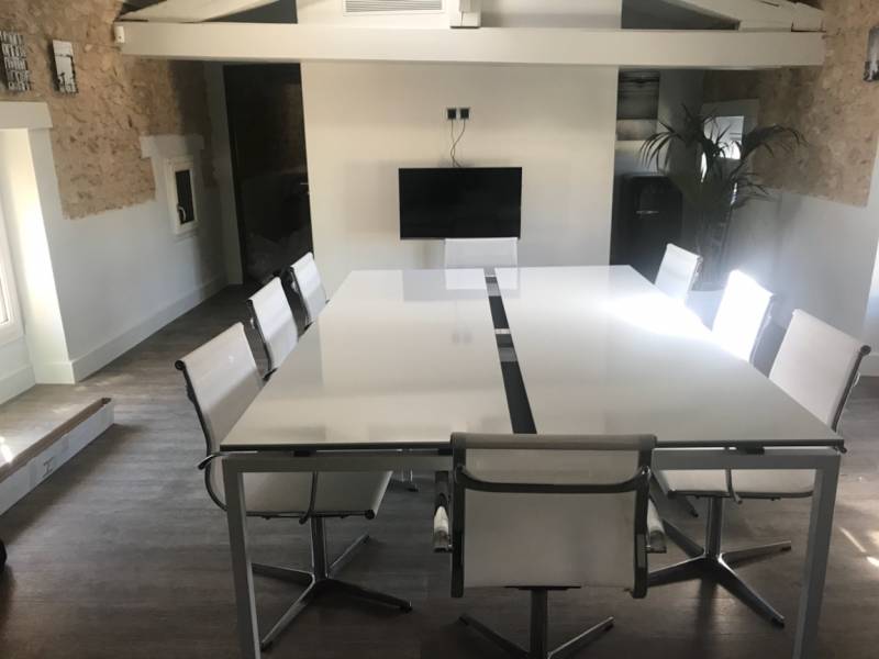 POSE SUR MESURE DE MOBILIER DESIGN POUR BUREAUX PROFESSIONNELS À MONTPELLIER