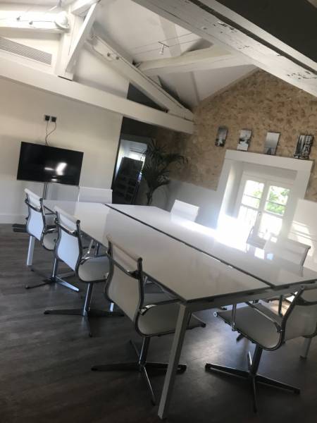 POSE SUR MESURE DE MOBILIER DESIGN POUR BUREAUX PROFESSIONNELS À MONTPELLIER