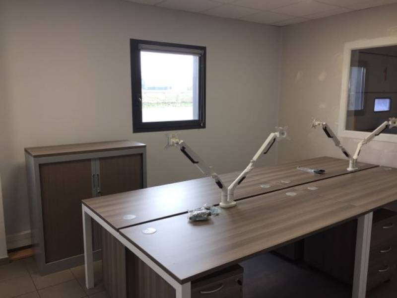 POSE SUR MESURE DE MOBILIER DESIGN POUR BUREAUX PROFESSIONNELS À MONTPELLIER