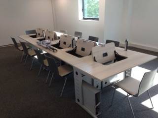 POSE SUR MESURE DE MOBILIER DESIGN POUR BUREAUX PROFESSIONNELS À MONTPELLIER