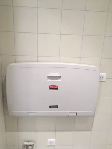 Pose table à langer murale