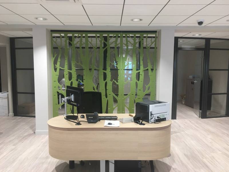 PANNEAUX ACOUSTIQUES DESIGN POUR ACCUEIL D'ENTREPRISE DANS LES ALPES MARITIMES