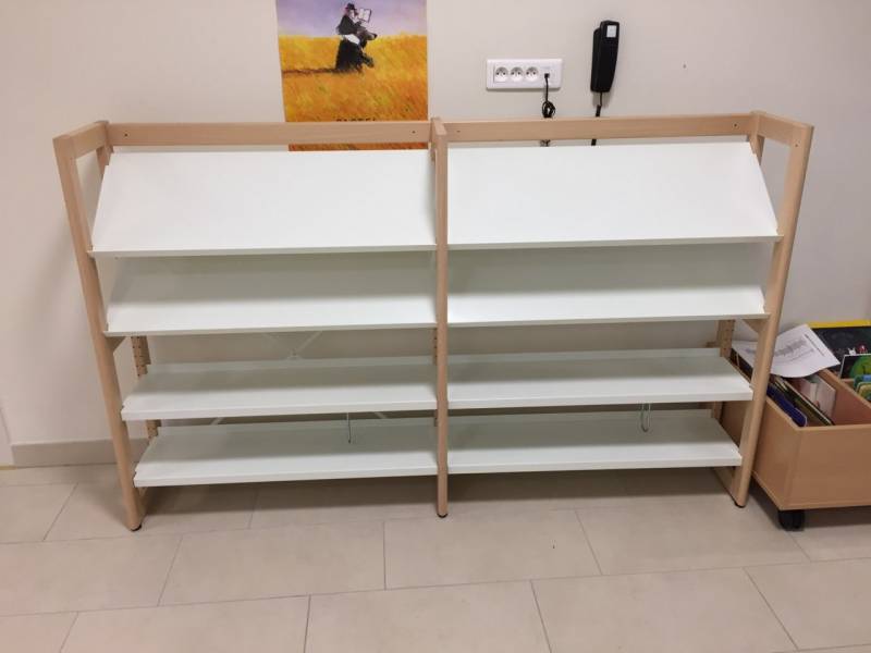 PRESENTOIR LIVRES AVEC TABLETTES INCLINEES
