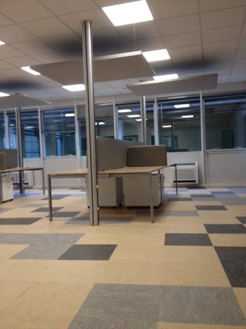 VUE D'ENSEMBLE OPEN SPACE AVEC PANNEAUX ACOUSTIQUES SUSPENDUS