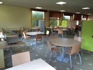 Installation de Tables rondes moka piétement en fonte