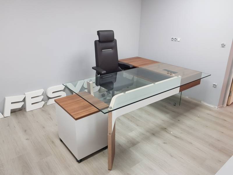 POSE SUR MESURE DE MOBILIER DESIGN POUR BUREAUX PROFESSIONNELS À MONTPELLIER