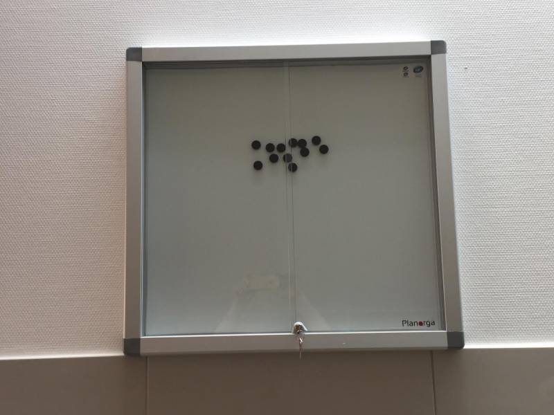 POSE DE VITRINES MURALES INTERIEURES OU EXTERIEURES